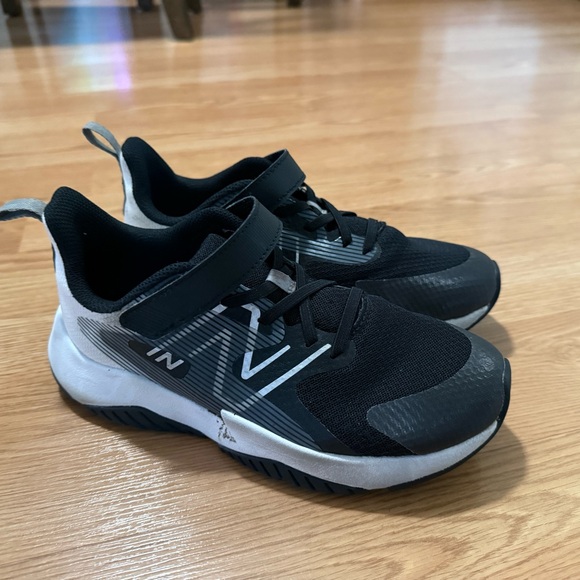 SOLD SOLD SOLD Kids New Balance Black and White Athletic Shoes size 5XW - Picture 2 of 8